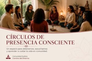 Grupo de personas sentadas en círculo en un espacio iluminado, con una vela en el centro. Círculos de Presencia Consciente.